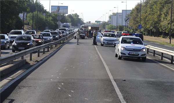 Balesetek a Ferihegyi gyorsforgalmin